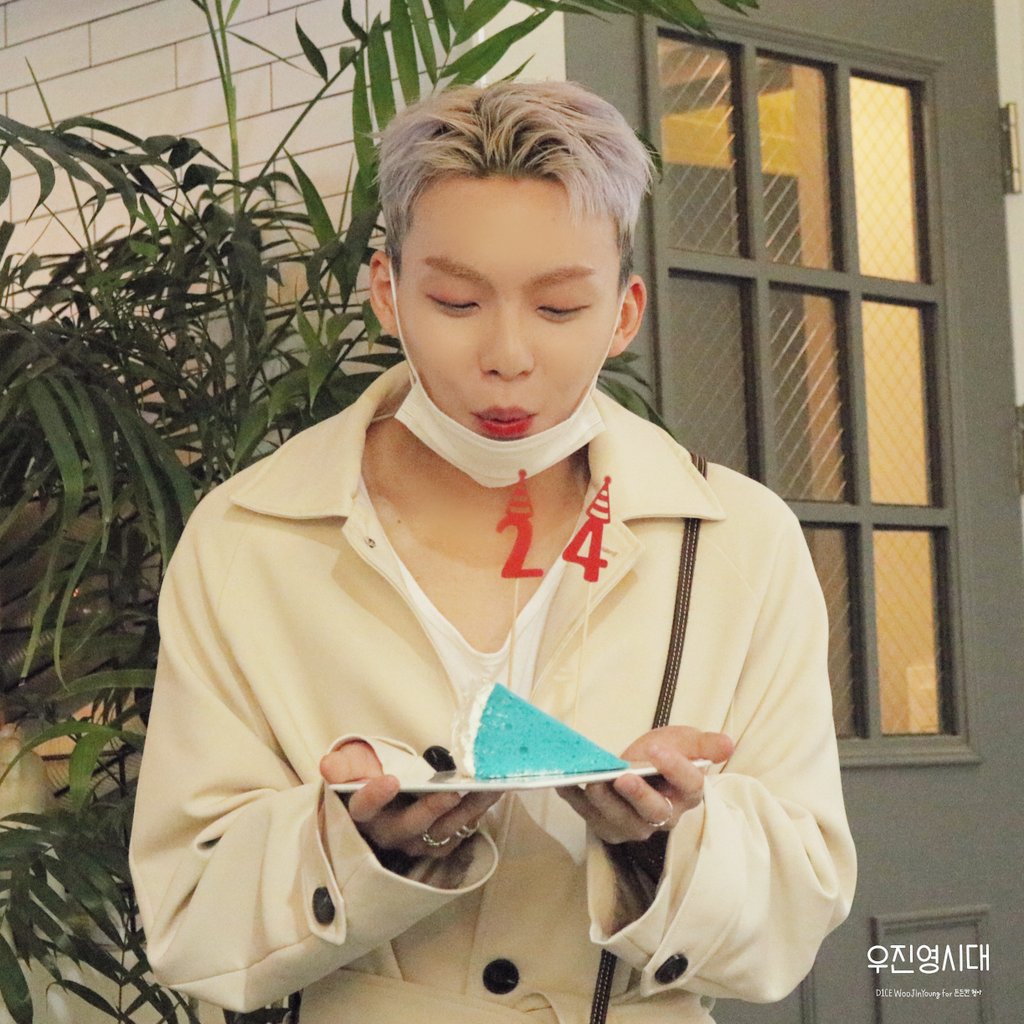 200531 우진영 24번째 생일때

내가 진영일 처음 찍던날♡
많은 사람들의 축하받고 좋아하던 아이 : )

#WOOJINYOUNG #우진영 #ジニョン
#D1CE #디원스  
<a href="/officialD1CE/">디원스 D1CE</a>