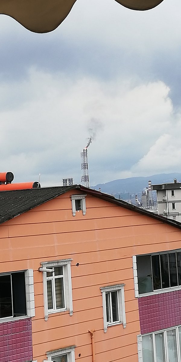 Kocaelimizin önemli kuruluşlarından Tüpraşın bacasından salınan kirli duman.. Sabah saat 8.15 Başka söze gerek yok. 🤔