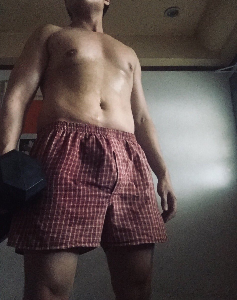 EricLumbao's tweet photo. Working out this rainy morning makes for a hot jack-off session after https://t.co/k7Ui2edyLo
