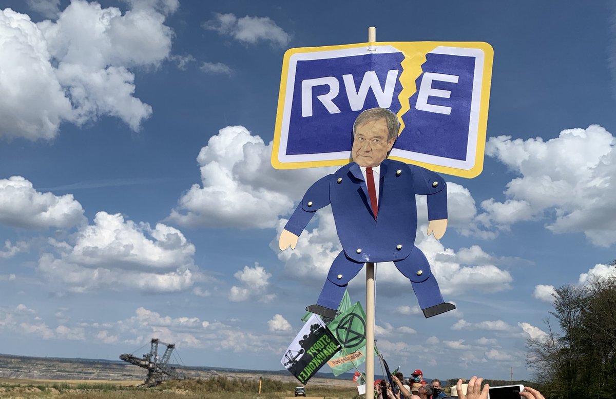 Redensarten kurz erklärt (Folge 61)

Heute:
"Wes Brot ich ess, des Lied ich sing."

Bedeutung:
Jemand vertritt die Interessen desjenigen, von dem er abhängig ist.

Beispiel:
Armin #Laschet und die #Kohle:industrie.

#LaschetVerhindern #KohleArmin
