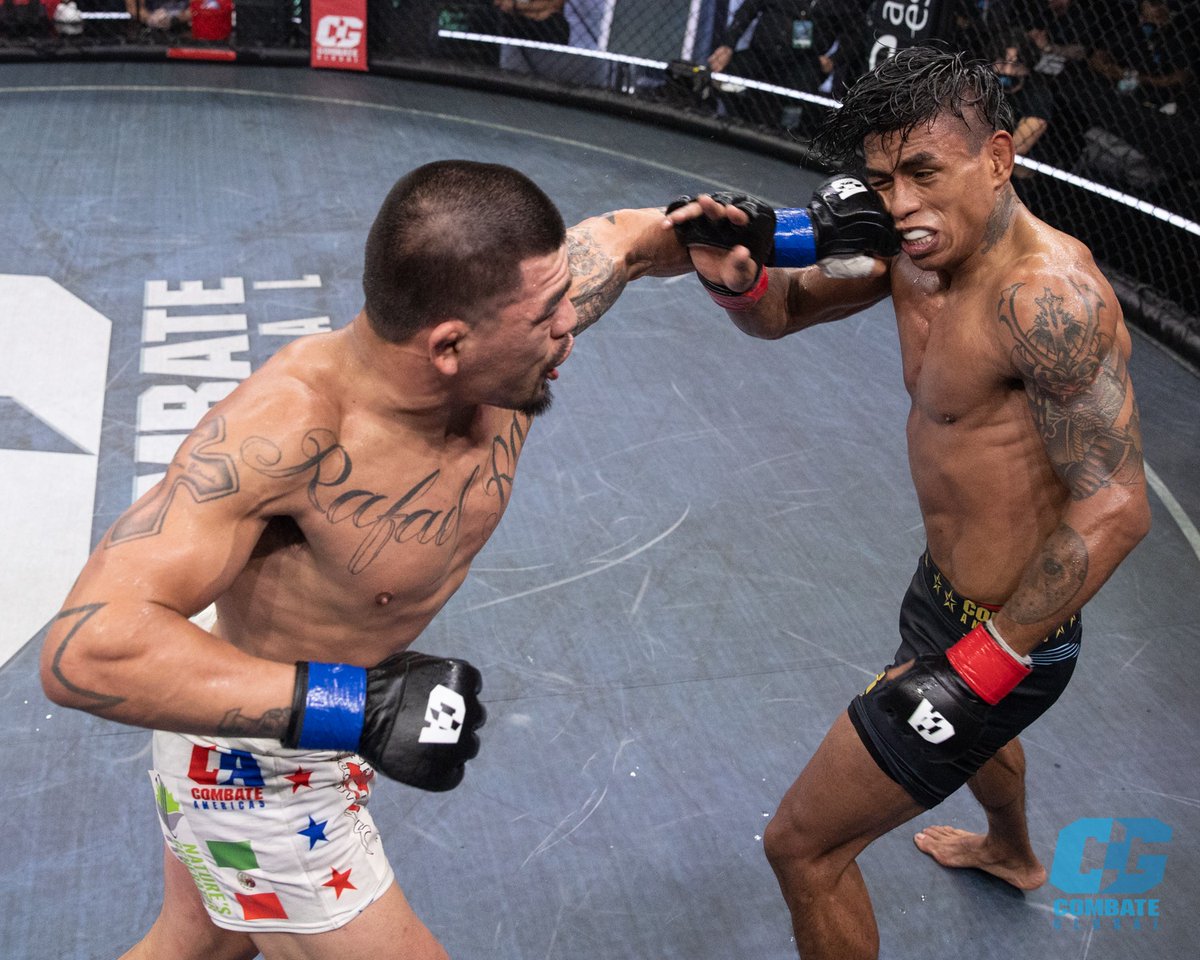 combateglobal's tweet photo. ¡Una pelea muy cerrada! Tras una decisión mayoritaria, el combate estelar de la noche lo gana José “Froggy” Estrada🔥 #CombateGlobal #MuchaMásAcción https://t.co/2sf2rh5QZi