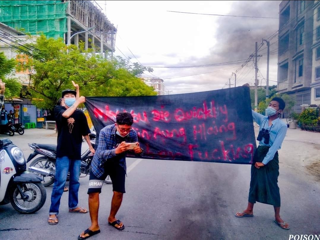KaungKhantHto10's tweet photo. #Mandalay #AungPinLae Strike held a funeral service for #MurdererMinAungHlaing and set fire on his coffin for his Happy Death Birthday.
 #July3RevileStrike #WhatsHappeningInMyanmar https://t.co/OBA62P9J6l