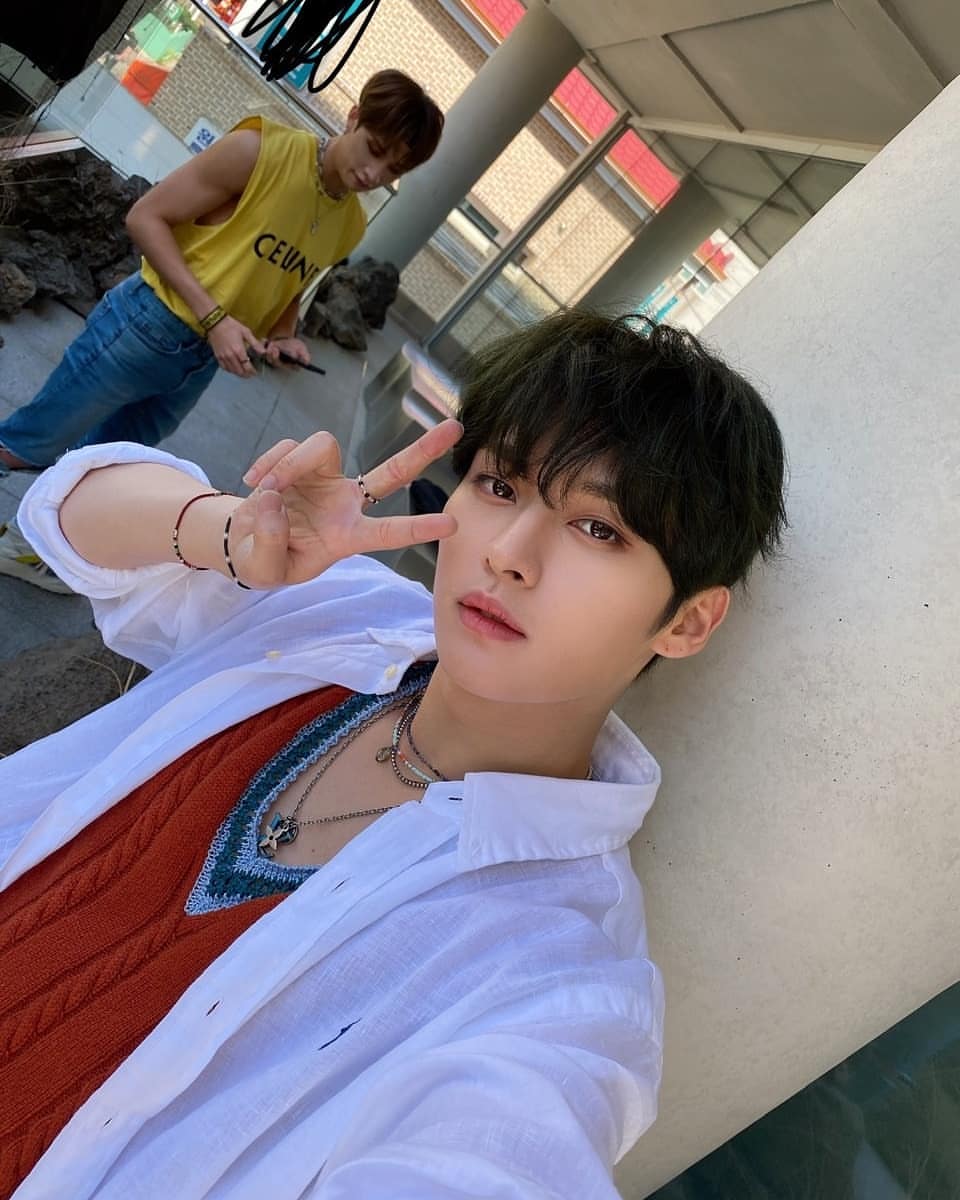 StrayKidsGlobal's tweet photo. [210703 IG UPDATE]

Trans:
"Drive 🚘🚘 I hope STAYs like it~😎
#LeeKnowIsCute #Last #ShootWith #Green #Hair"

🔗: https://t.co/kaFG3aaNtg

@Stray_Kids #StrayKids #스트레이키즈 #スキズ #STAY https://t.co/xnJEdFmRmq