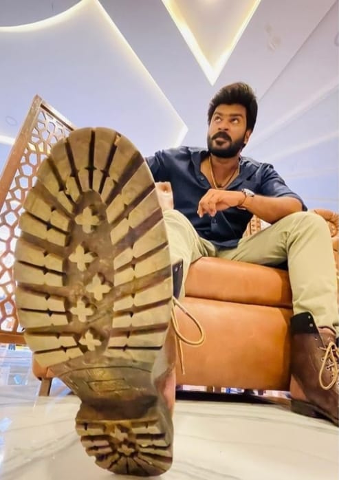 3395Devi's tweet photo. Vera level massπππ₯
@ActorNavinkumar @likithsai22
#navin #navinkumar #actornavin #actorjnk #makkalnayaganjnk #ITsingam #espressionking #tamilactornavinkumar #navinactor_official #HBDJNK #HBDNAVINKUMAR https://t.co/1AsrDR5DgV