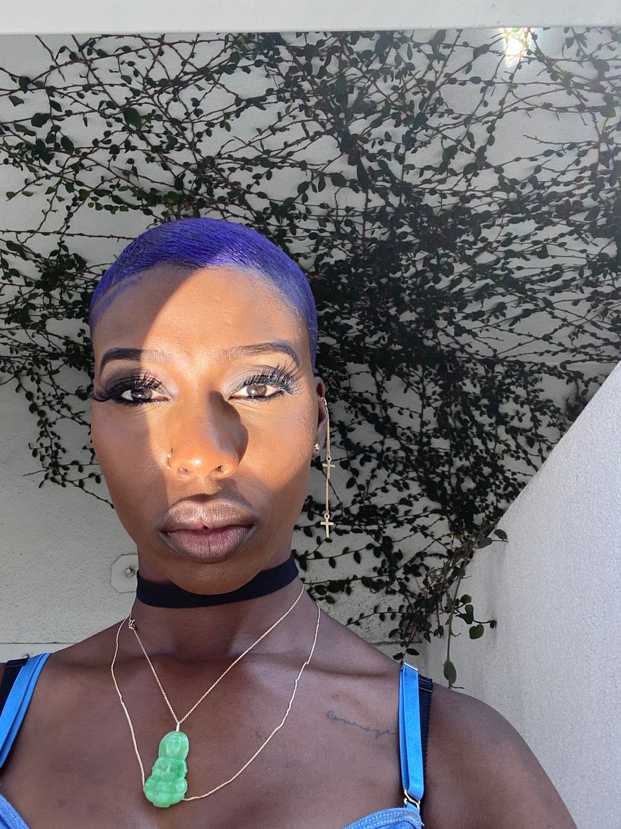 TraElleKeys's tweet image. When a mirror in my hand meets the 🌞!!! #CatchTheLight