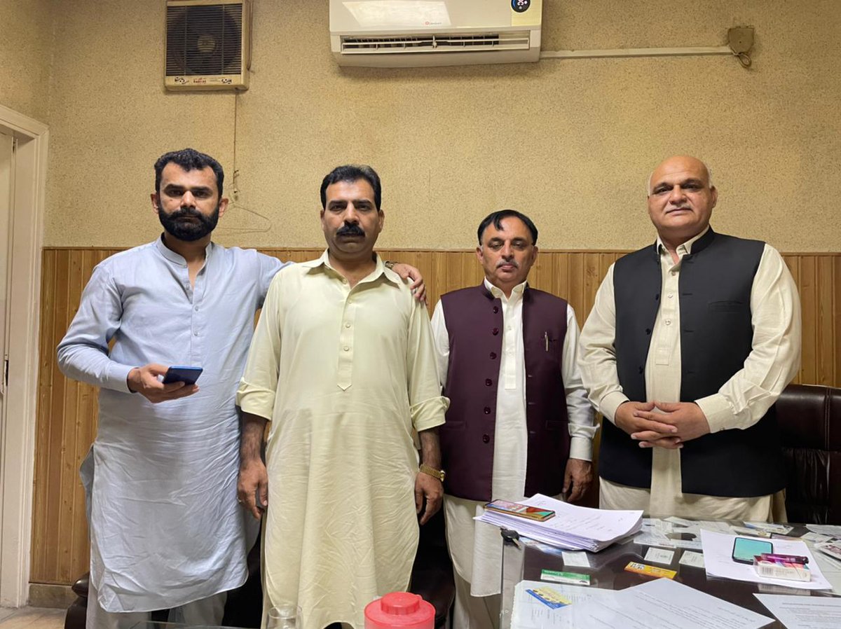 PTIAJK_Official's tweet photo. نامزد امیدوار ایل اے 44ویلی پانچ بشیراحمد خان کا الیکشن کمپین کے سلسلے میں صادق آباد آمد
. راجہ محمد علی ، صدرپی ٹی آئی راولپنڈی سٹی اور چوھدری ابرار صدر یوسی صادق آباد سے تفصیلی ملاقات.
#AJKElection #LA44
#کشمیر_کی_شان_بلے_کا_نشان https://t.co/a6fJVVfZpD