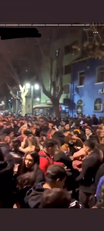 Caplevi1540's tweet photo. En Bellavista hacen un mega carrete en la calle, después andamos criticando al ministro Paris por el aumento de casos,  creando hashtags como "nos están matando" o "gobierno asesino" y la responsabilidad individual, las pelotas. https://t.co/xtD019d8EF