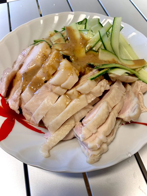 ごはん。岩崎さんお手製のゴマだれ冷やし中華。蒸し鶏は低温調理器で柔らか～。麺が見えないw 