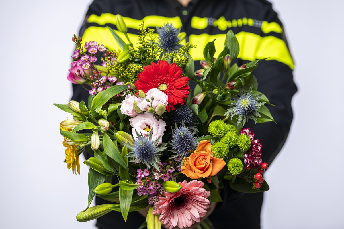 Vandaag is de dag van de samenwerking. Op deze dag wordt er stilgestaan bij het belang van samenwerken. Binnen de politie werken wij veel samen met elkaar maar ook met een groot aantal andere instanties. Dit om het ons werk zo goed als mogelijk is uit te voeren. ^LH