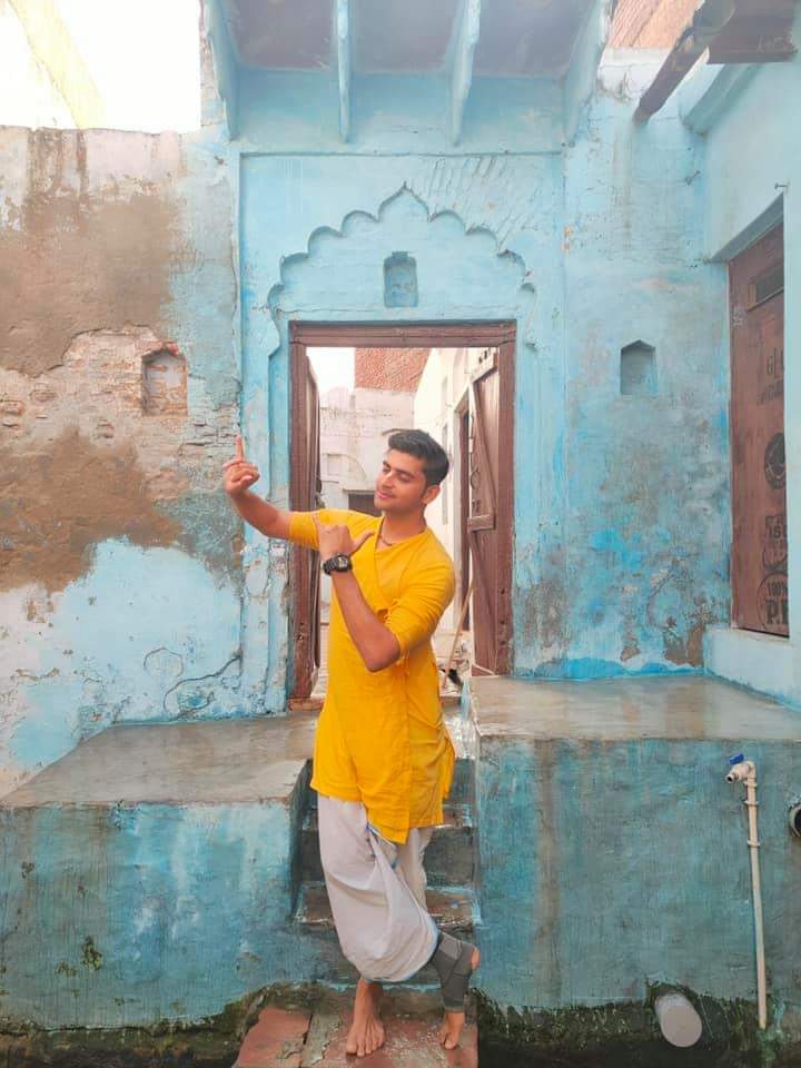 Krishna77753037's tweet photo. #wesupportGKD 
#IstandwithGKD
#RathyatraWithGKD
Focus on his broken leg....❤️
He is a pure devotee....❤️🙏
 Please Support....🙏 https://t.co/DrRD4Cpzor