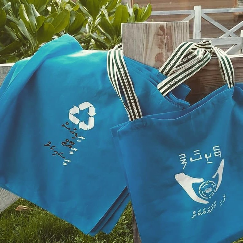 fathun6663's tweet photo. No plastic bags please. #plasticbagfreeday #veshisaafu #doyourshare #carryyourownbag #climatecrisis #climateisreal https://t.co/an4nyfrnmF