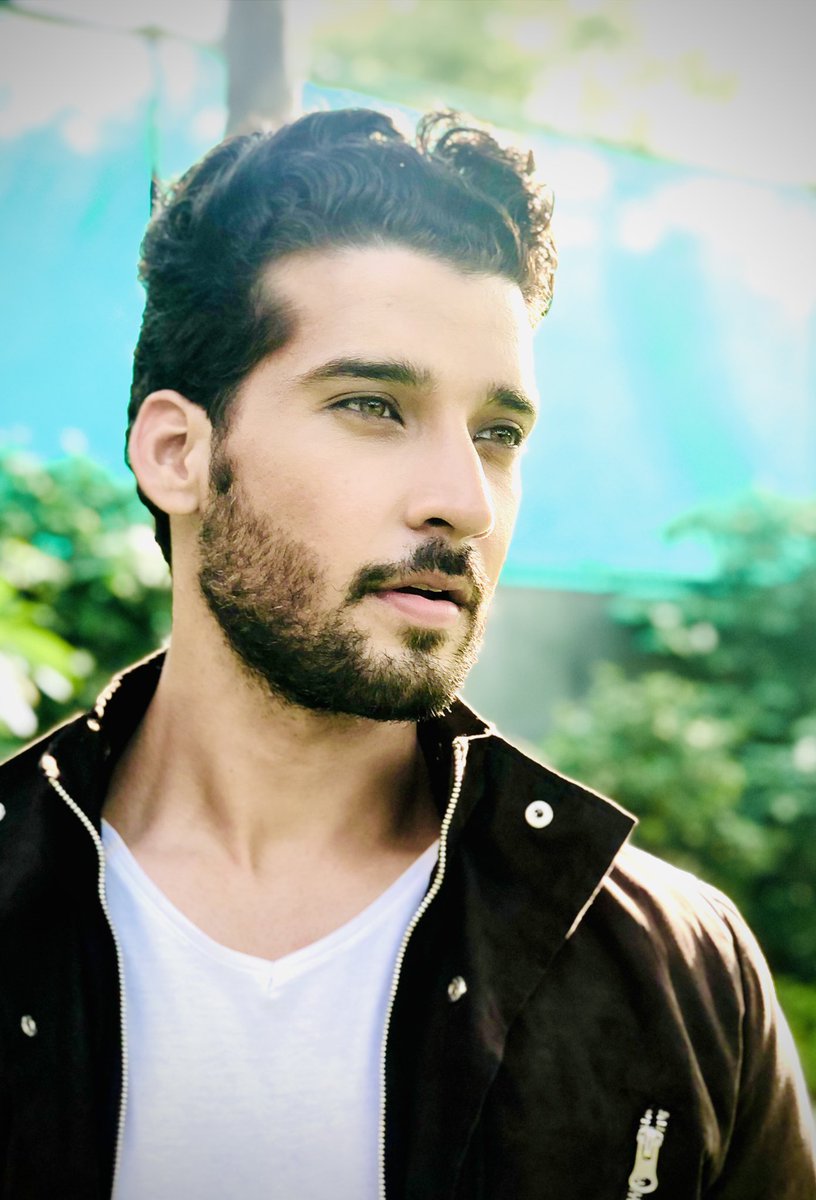 Sukhe patton Ki tarah bikhre hain hum toh, kisi ne sameta bhi toh sirf jalane ke liye 🙏