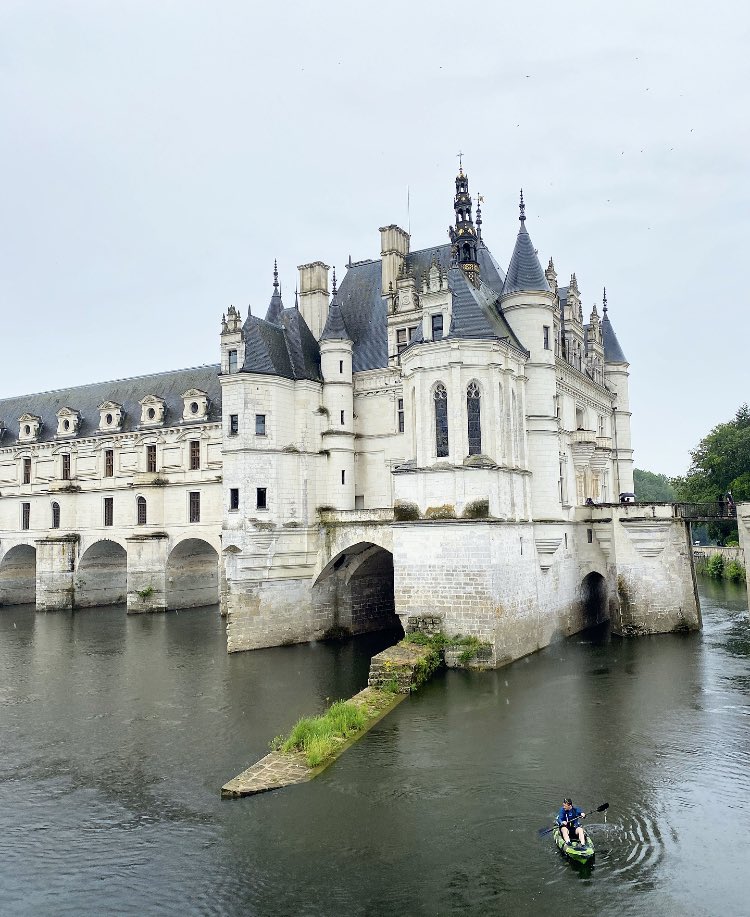 Chenonceau, magnifique même sous la pluie 🤍⚡️ #ValdeLoire #MagnifiqueFrance