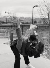 "Ne jamais oublier d'aimer exagérément : c'est la seule bonne mesure" 
Christiane Singer #citation 

Tendre et doux samedi à aller au-delà de...sans limitation !