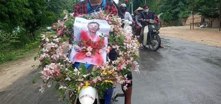 SpringBago's tweet photo. Anti Coup Protesters from #Mying tsp held the death Day of #MurdererMinAungHlaing.
#WhatsHappeningInMyanmar
#July3RevileStrike https://t.co/IqBPZp99Y6
