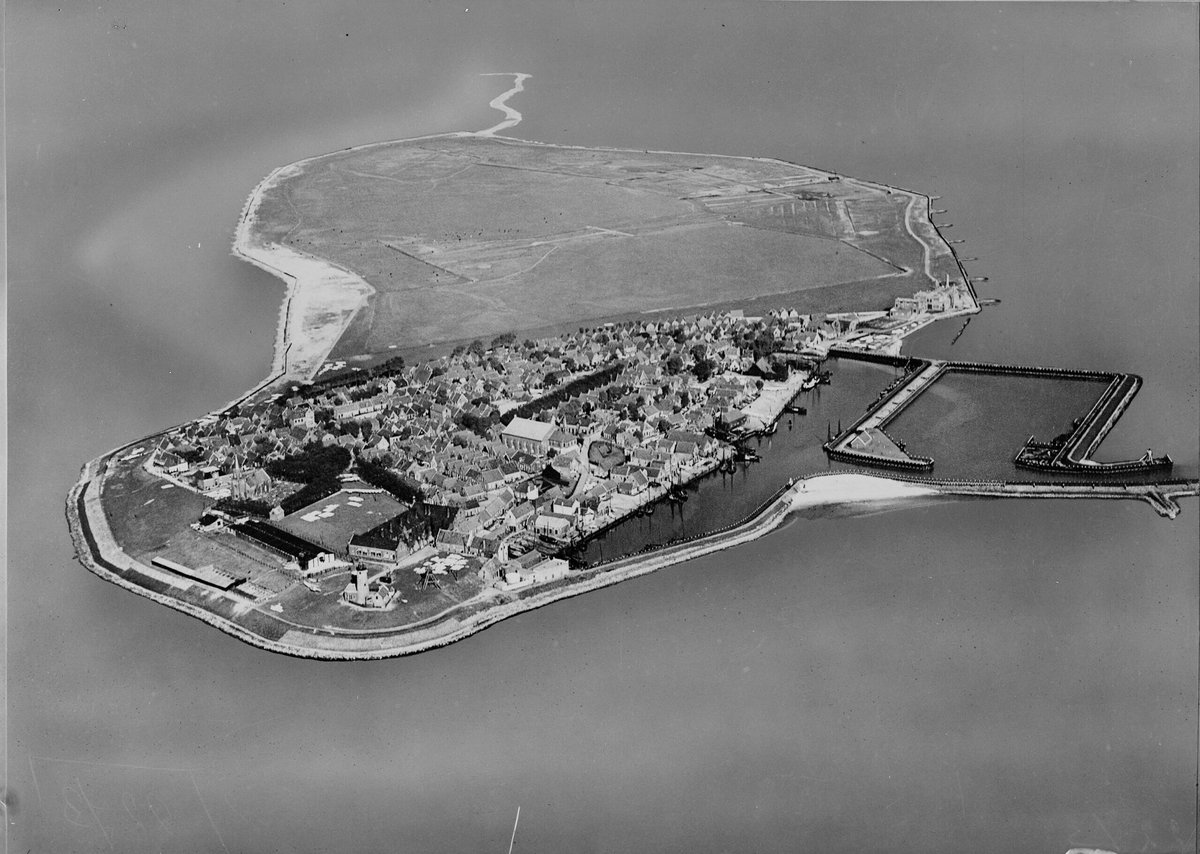 Nieuws! 🎭👉In juni 2022 gaat de voorstelling Het Eiland in de Verte op Urk in première. Over een kantelpunt in de geschiedenis van Urk; de droogmaking van de Zuiderzee. De Meenthe Externe Producties leidt de productie, ondersteund door <a href="/CB_NOP/">Cultuurbedrijf Noordoostpolder</a>. Meer info:
heteilandindeverte.nl