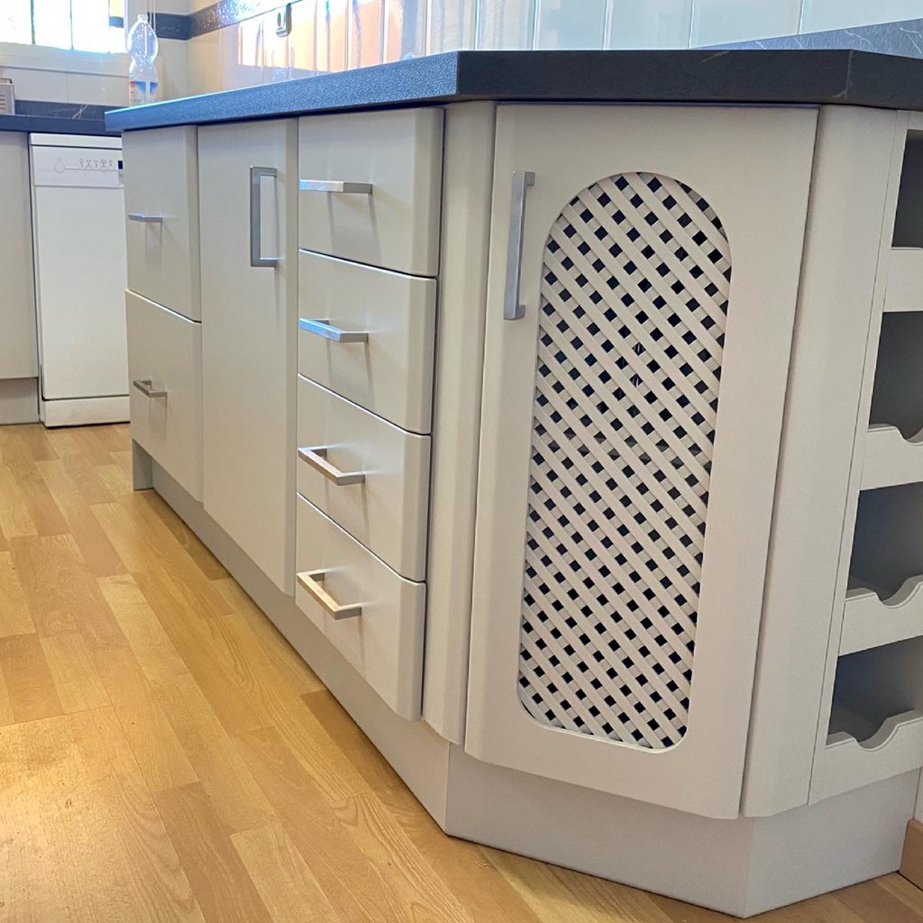 painted_kitchen's tweet photo. Rethink of a holiday apartment kitchen Painted in a pale grey - new worktops look very smart & painting out the fruity decor tile made a big difference 👩🏻🎨 #thebespokeapproach #kitchendecor #paintedkitchen https://t.co/sAYKdjr3Uy
