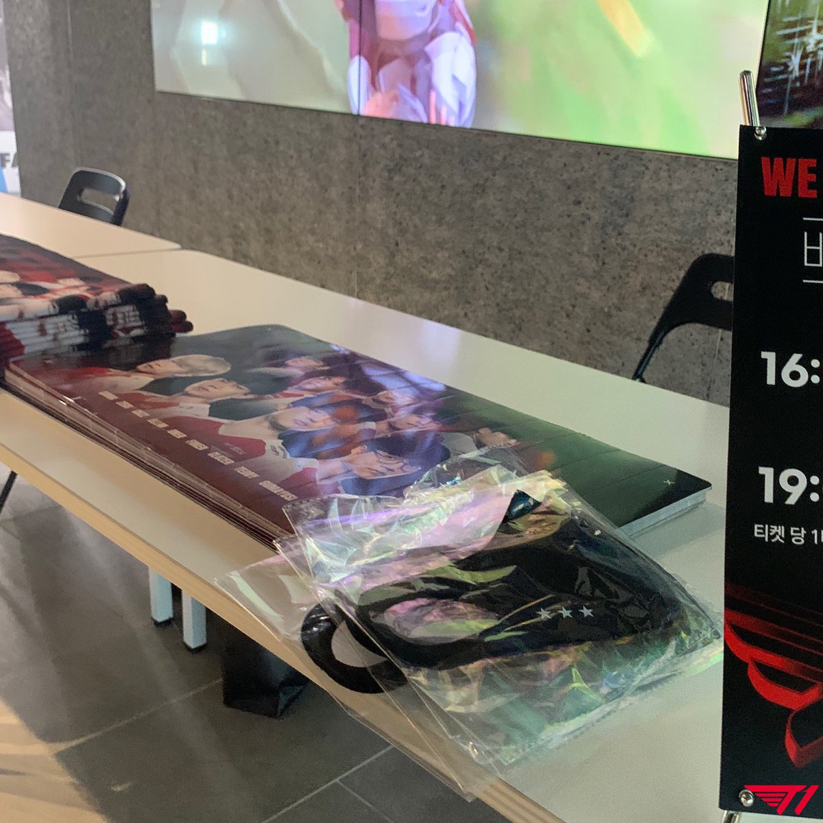느긋한 빗소리가 더해진 토요일,
오늘의 선물 배부는 4시 25분부터 진행됩니다.

6시까지 경기장 앞 DID 존에서
응원의 알파이자 오메가, T1 치어풀과 함께
T1 마스크(배부용)와 T1 응원타올 중 하나를 챙길 수 있어요!

응원 도구와 함께 직관하는 행복,
T1이 함께합니다!

#T1WIN #T1Fighting #OneT1