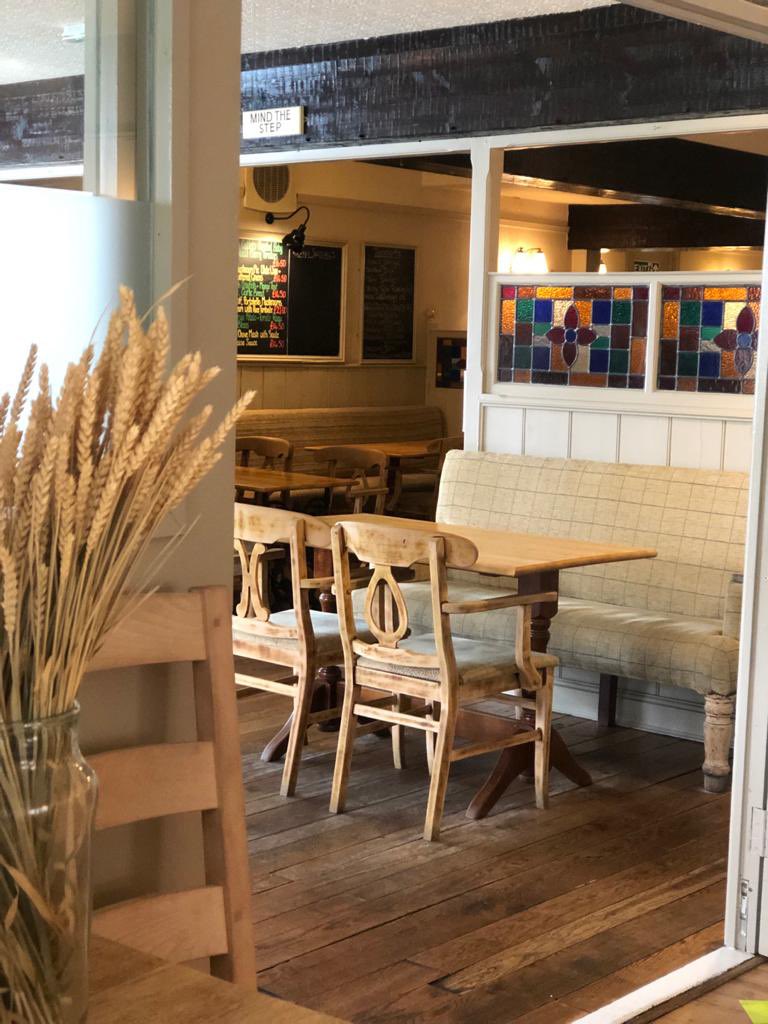 Cosy scenes inside the bar this morning with a delicious smell of coffee in the air..☕️ 

Happy weekend! Hopefully we’ll be treated to some sunshine later on 🤞🏻

#thefeathershotel #bar #coffeelovers #coffeesaturday #cosyhotels #cosypubs #englishpubs