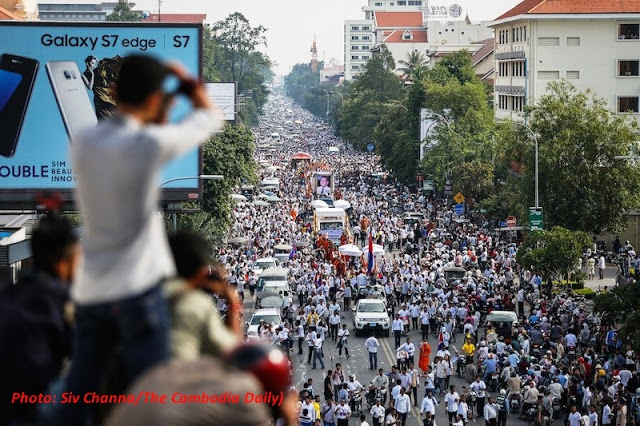 LowrieJohn's tweet photo. @cchrcambodia @sochua_mu “Wipe your tears, continue your journey” A timeless quote that that will mark forever the cruelty of #Cambodia's ruling party.#HumanRights #RememberKemLey https://t.co/tQgitEG9uK https://t.co/lgsDBoVWKg