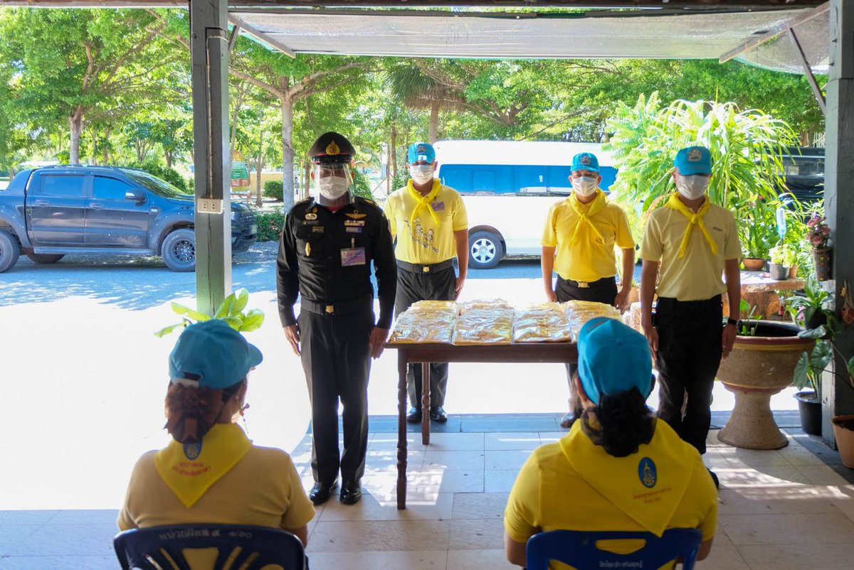 2idpr's tweet photo. ช.พัน.2 พล.ร.2 รอ. ได้ทำการพบปะพูดคุยกับสมาชิกชมรมแม่บ้านเพื่อสอบถามปัญหาความเป็นอยู่และวางแผนการปฏิบัติงานตามนโยบายของ สมาคมแม่บ้านทหารบก พร้อมทั้งได้มอบเสื้อโปโลสีเหลือง ให้กับสมาชิกชมรมแม่บ้าน ช.พัน.2 พล.ร.2 รอ. เพื่อใช้ในกิจกรรมของแม่บ้าน​ ณ ชุมชนค่ายศรีโสธร https://t.co/V2T3bSYggm