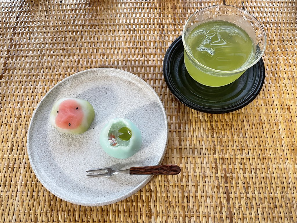 松江  風流堂さんのおなま

「すいか」「すいれん鉢」

鉢の中には金魚が隠れていました☺️ https://t.co/lIKXrVchxQ