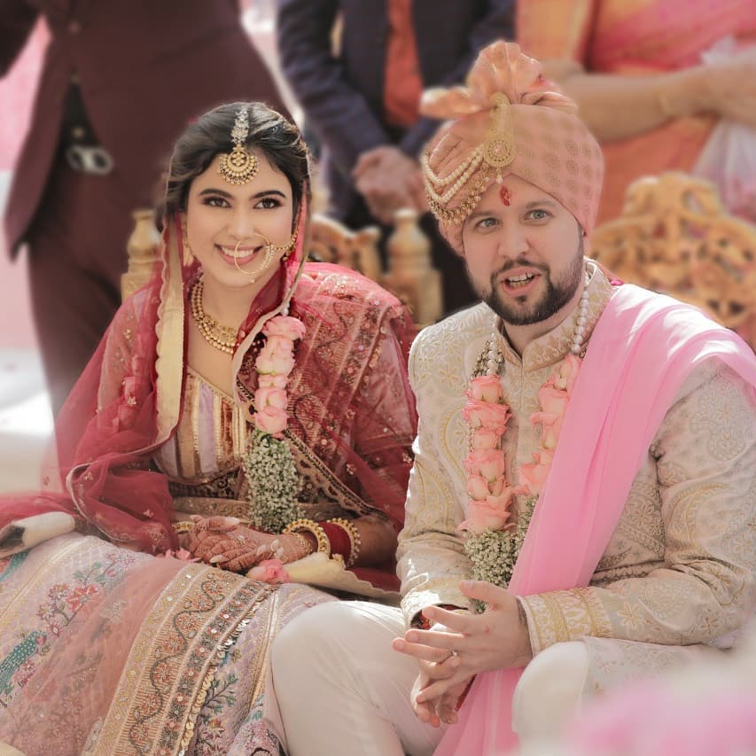 Oodles of love and florals oozing out of this moment captured so perfectly 💕 sohnijuneja.com #makeupbysohnij #makeuplook #bridalmakeup #bridalmakuplook #luxurybride #luxuryweddings #bridalinspiration #bridalmakeupartist #bridalmakeuptutorial #weddingmakeuplook