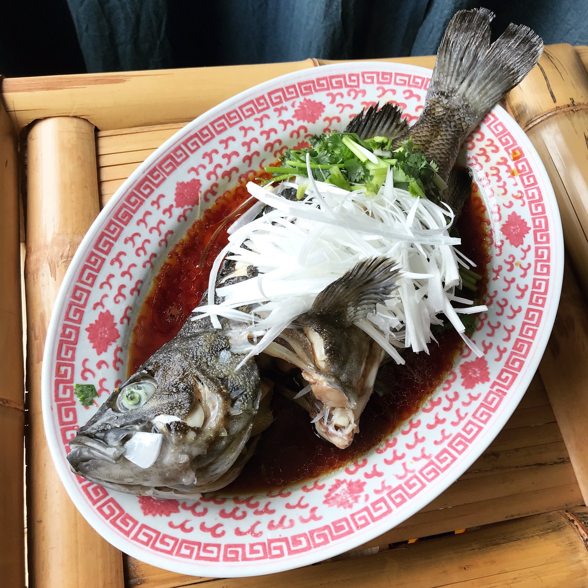 酒徒 しゅと 困った時の清蒸魚 魚の姿蒸し 魚屋で下処理してもらっちゃえば後は蒸すだけなので 仕上がりの豪華さに反して楽々なのだ 今日の魚はソイなので お財布にも優しい 魚が地味な分 皿を派手にしてみた まるごとむすと おさかなの