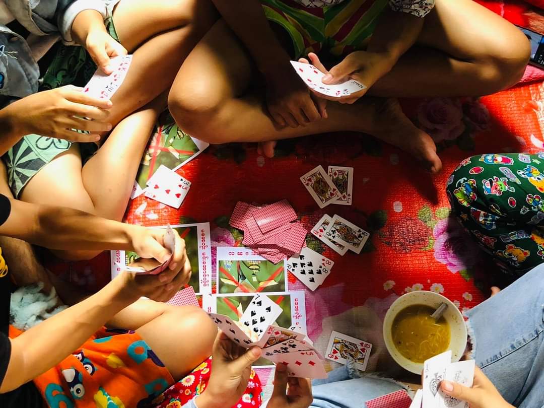 Chanapai247's tweet photo. Young activists from #WyneMaw township staged a demonstration of MinAungHlaing's funeral by serving with Monh-hin-gha and gambling .
#July3RevileStrike 
#WhatsHappeningInMyanmar 
#MurdererMinAungHlaing https://t.co/XBKL7200SB