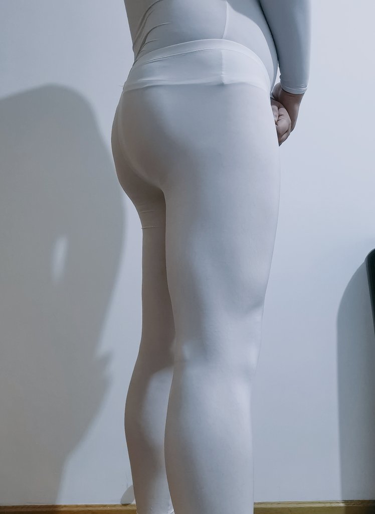 dktrme's tweet photo. 上衣也有了    不好的身材一下就显现出来了   以后拿外卖小哥会嫌弃吧 https://t.co/JM7ZIO2IXc