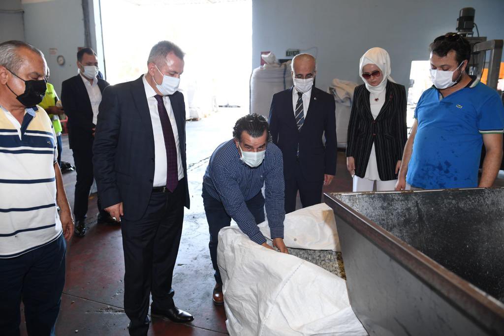 Üretiminde, temiz ve yaşanabilir bir çevre bırakmayı amaçlayan,ürünlerinin çoğunu ihraç ederek ilimiz  ekonomisine katkı sağlayan Adanus Plastik'teyiz. 

Firma yetkilisi Bilal Nadir Gök ve çalışanlarına teşekkür ediyor, çalışmalarında başarılar diliyorum.
adana.gov.tr/mu-25