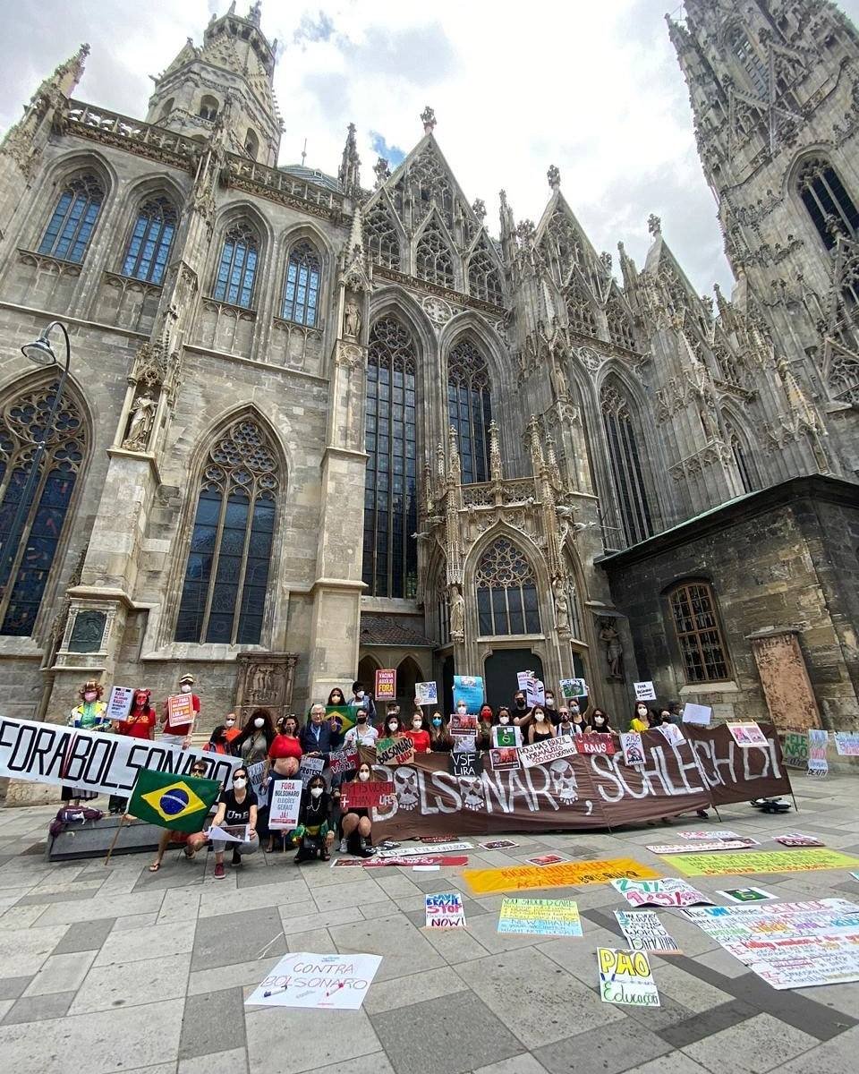 MST_Oficial's tweet photo. 3J FORA BOLSONARO | Tem manifestação na Catedral  de Viena, na Áustria, por Fora Bolsonaro. Confira a imagem!

Foto: Campanha Fora Bolsonaro

#3JForaBolsonaro #VacinaNoBraçoComidaNoPrato https://t.co/YNktMSbtjb