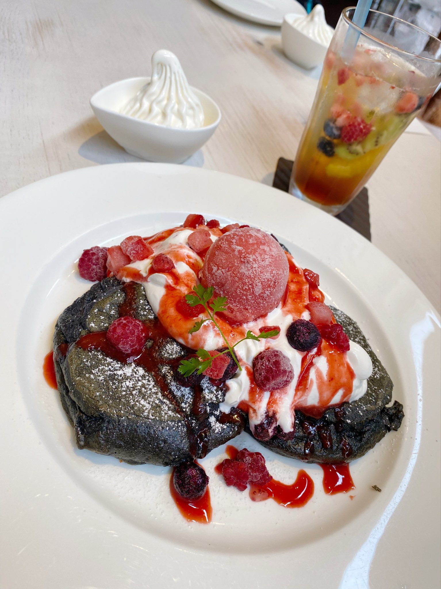 宝塚市立手塚治虫記念館 Rt Narumijun0213 宝塚パンケーキ カフェ ド ヴォアラ 7月からスタートの新メニュー 手塚治虫記念館のブラックジャックなパンケーキ 黒と赤のビジュアルがクール フルーツティーソーダ 爽やかトロピカルで可愛い