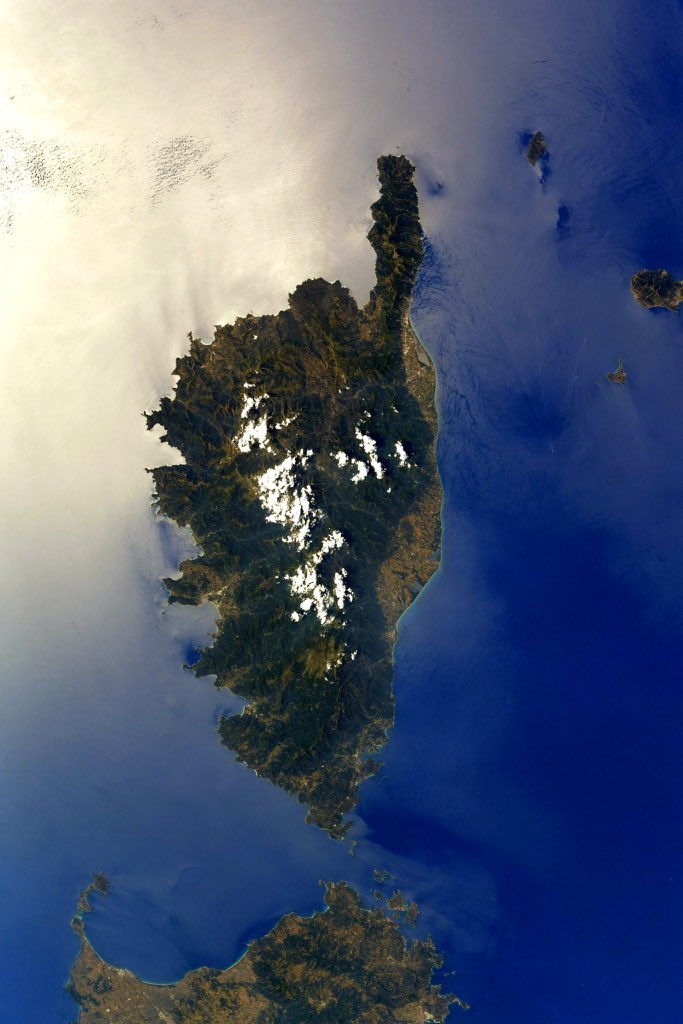 ???? Magnifique photo de la #Corse capturée par Thomas Pesquet @Thom_astro, depuis la station spatiale internationale. #iss #thomaspesquet 