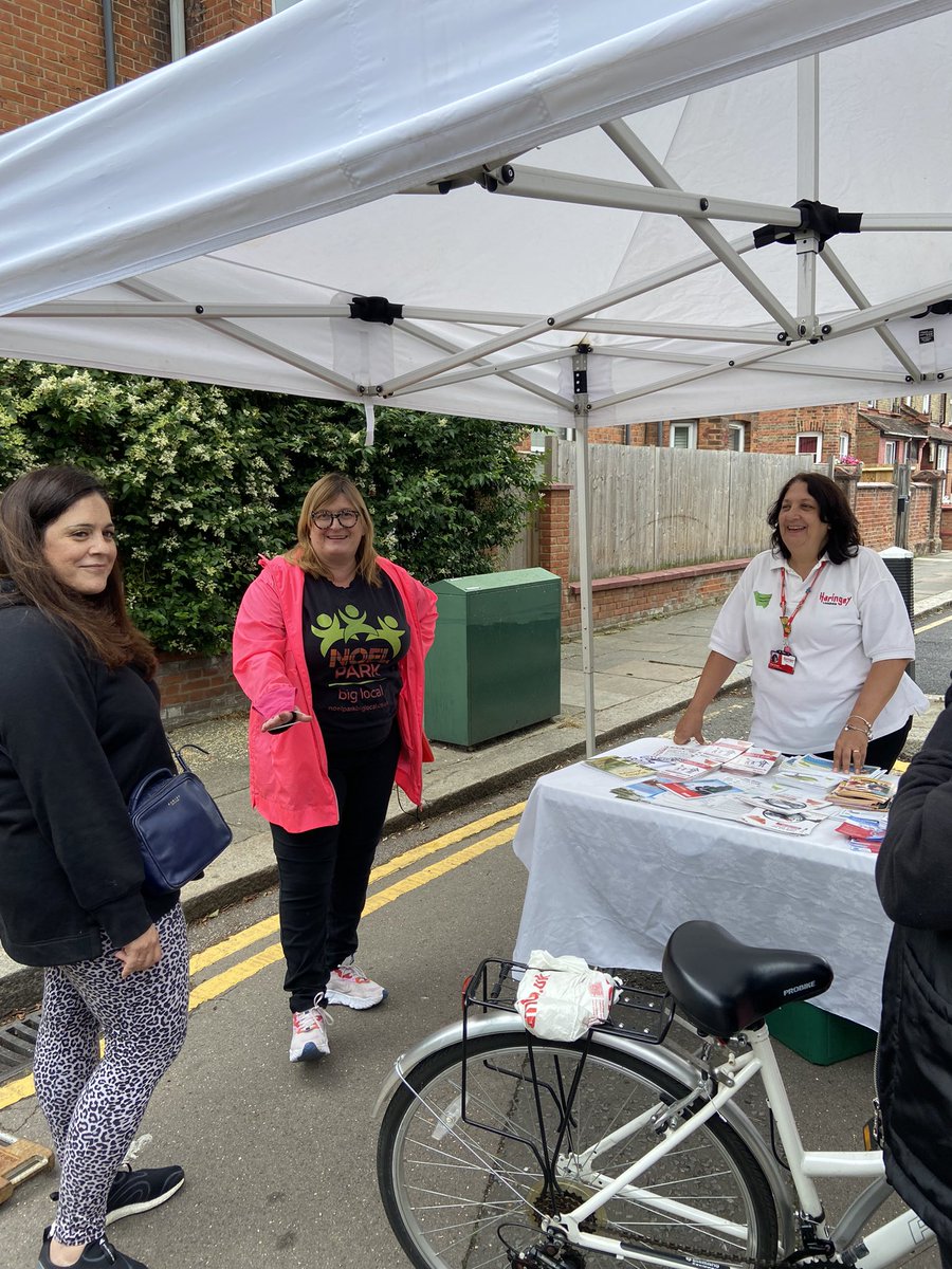 Charzer1's tweet image. Great see to @perayahmet out supporting the amazing @NPBigLocal team and @VeoliaUK in doing their bit to combat fly tipping in Noel Park massive response from the Noel Park community @haringeycouncil @NoelParkN22