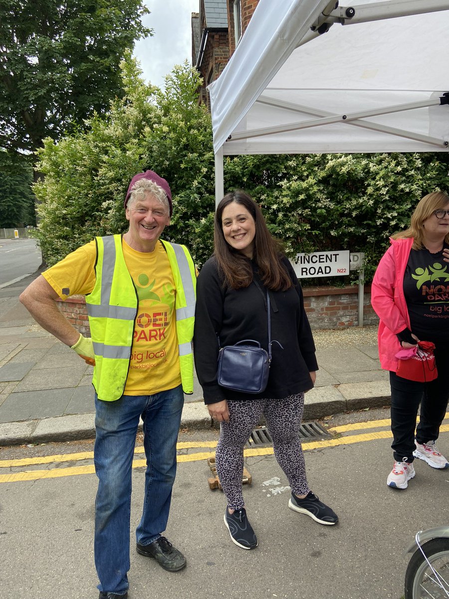 Charzer1's tweet image. Great see to @perayahmet out supporting the amazing @NPBigLocal team and @VeoliaUK in doing their bit to combat fly tipping in Noel Park massive response from the Noel Park community @haringeycouncil @NoelParkN22