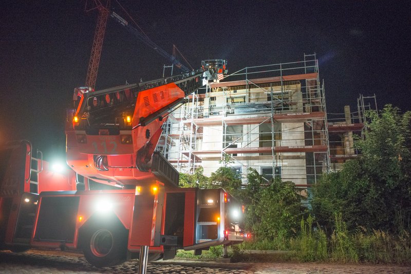 Kriminalreport's tweet photo. #Mahlsdorf : In der Nacht zu Samstag lösten Bauarbeiter einen Polizei- und Feuerwehreinsatz auf einer Mahlsdorfer Baustelle aus. Zuvor wählten Anwohner den Notruf, als mehrere Personen auf einem Baukran kletterten.

https://t.co/4Qyz8nA7Qj https://t.co/4BCM8Baw32