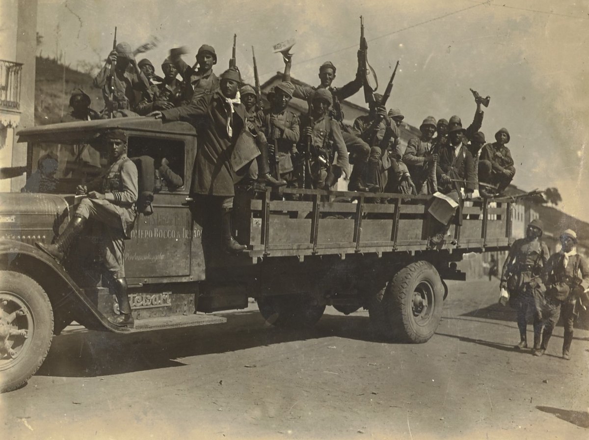guardioesde32's tweet photo. Momento da chegada de tropas paulistas em Areias/SP, vindos de Lorena/SP, jul 1932, na Revolução Constitucionalista. No caminhão, a inscrição "Pindamonhangaba" na porta, ao que parece um Ford 1931, provavelmente lá requisitado pelas tropas. Imagem de Tudo por S. Paulo 1932. https://t.co/gMNAo6Thpj