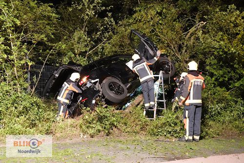 Flinke crash Vogelaardreef, auto vliegt uit de bocht en belandt in een boom.: Vanmorgen tegen drieën kwam er bij de hulpdiensten een telefoontje binnen van voorbijgangers die een flink gecrashte auto hadden gevonden in de bocht aan de Vogelaardreef in.....