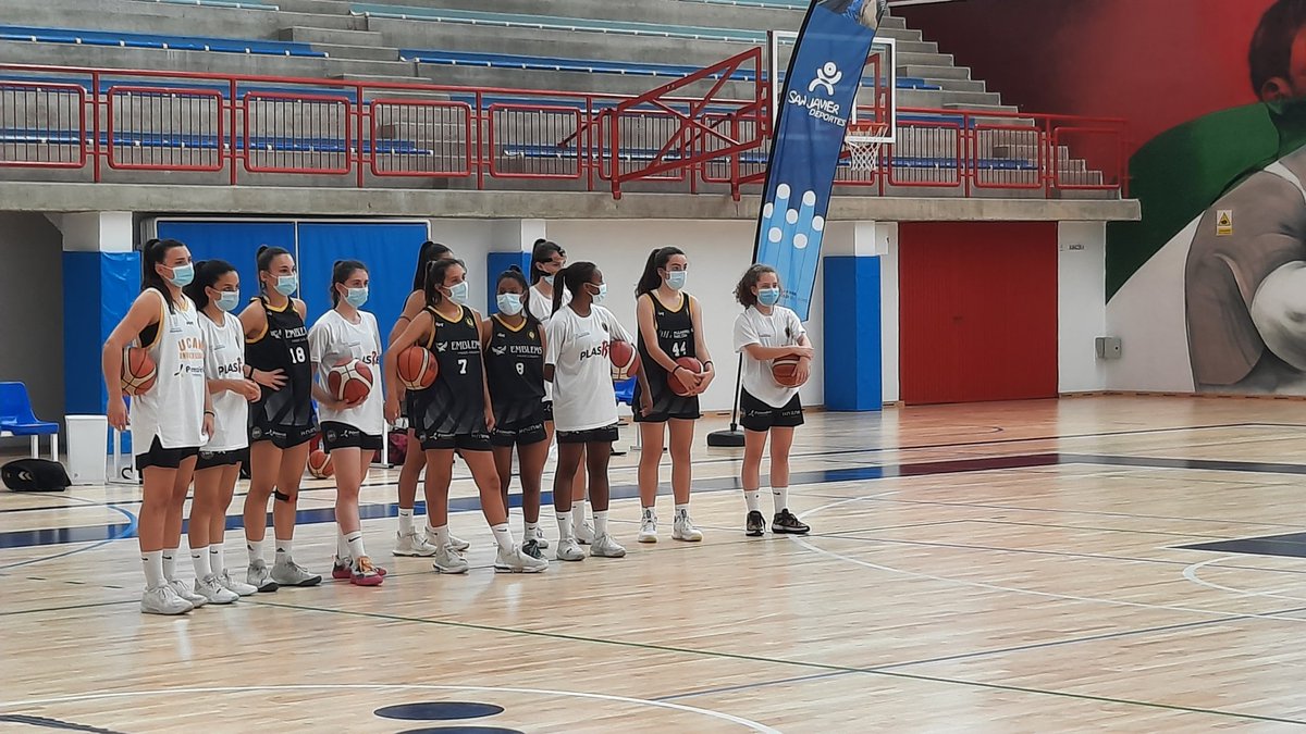 CBJairis's tweet photo. Nuestras jugadoras junior e infantiles participaron ayer por la tarde, en las charlas de @ladoflash, sobre sinergias ofensivas, y en la de @Robertoih5, dentro del programa del X  @CursoBaloncesto.

Toda una experiencia. https://t.co/xuRfWWlotN