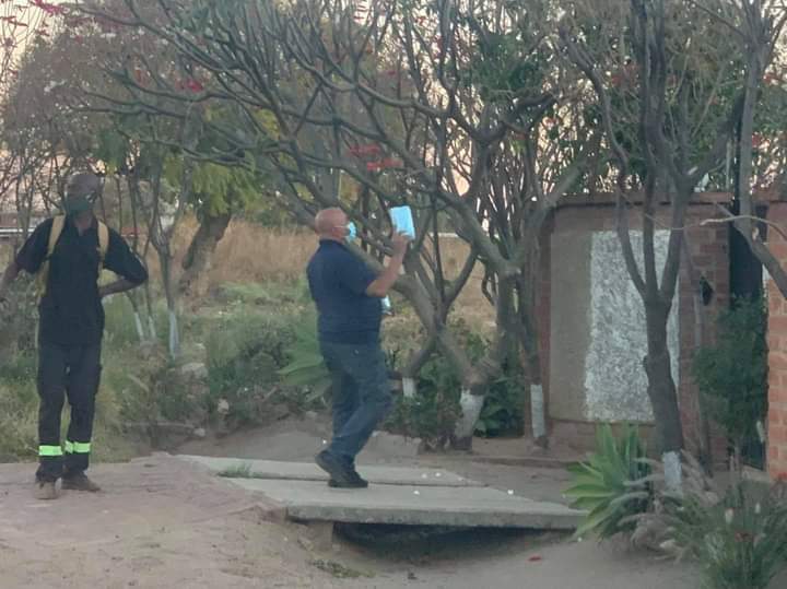Bulawayo South Member of Parliament <a href="/RModiByoSouth/">Raj Modi</a> doing a door to door giving masks to citizens. He handed over 5000 masks. #Bulawayo