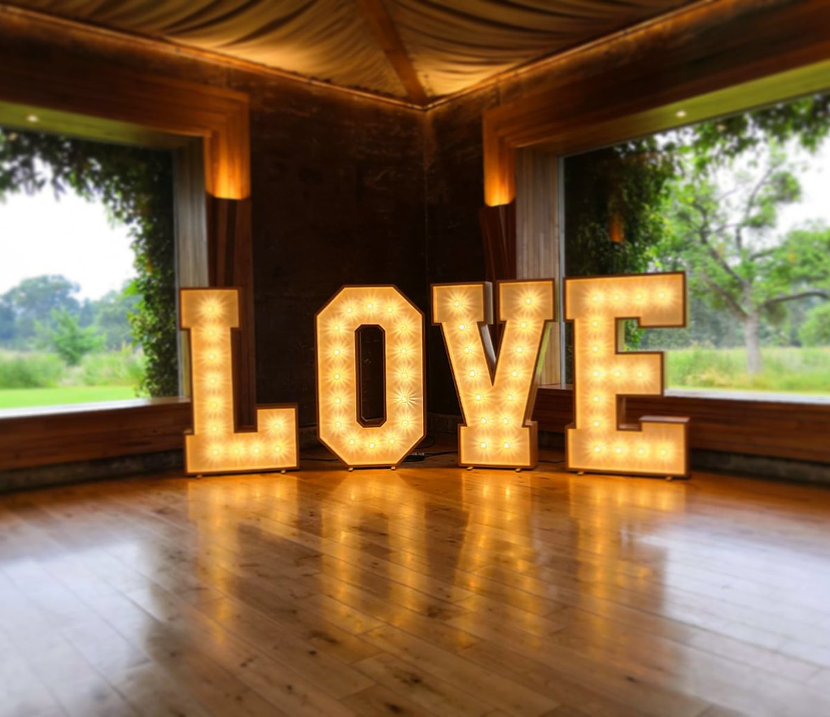 Spreading a little (big) LOVE at <a href="/elmorecourt/">Elmore Court</a> this weekend 💕💡😍 Gorgeous first dance photos, cracking dance floor vibes and glorious ambient mood lighting awaits... 💃✌️