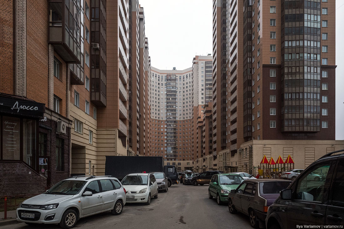 Многоэтажные спальные районы — будущие гетто, куда даже полиции будет страшно приезжать.

В России такие прогнозы редко воспринимаются всерьёз, ведь люди верят, что их нового района с тридцатиэтажками такая судьба точно не коснётся. Но не стоит себя обнадёживать. Чудес не бывает.