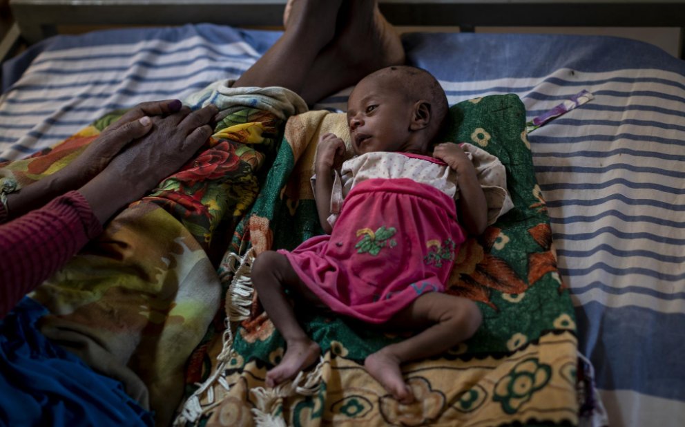 With telecommunications/electricity cuts throughout #Tigray severely limiting aid agencies' work, UN can only "estimate" that at least 400,000 more people have joined 350,000 already known to be famine-struck with 1.8 million more "on the brink of famine" cbsn.ws/2SJjw9o
