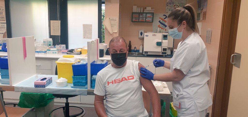15 meses después <a href="/A3Noticias/">Antena 3 Noticias</a> vuelve al <a href="/CSAlpes/">Centro de Salud los Alpes</a> para contar cómo la #AtencionPrimariaCMadrid va retornando a la normalidad, con un punto de inflexión: la #VacunaCOVID19 que administran las enfermeras con el apoyo de todo el equipo