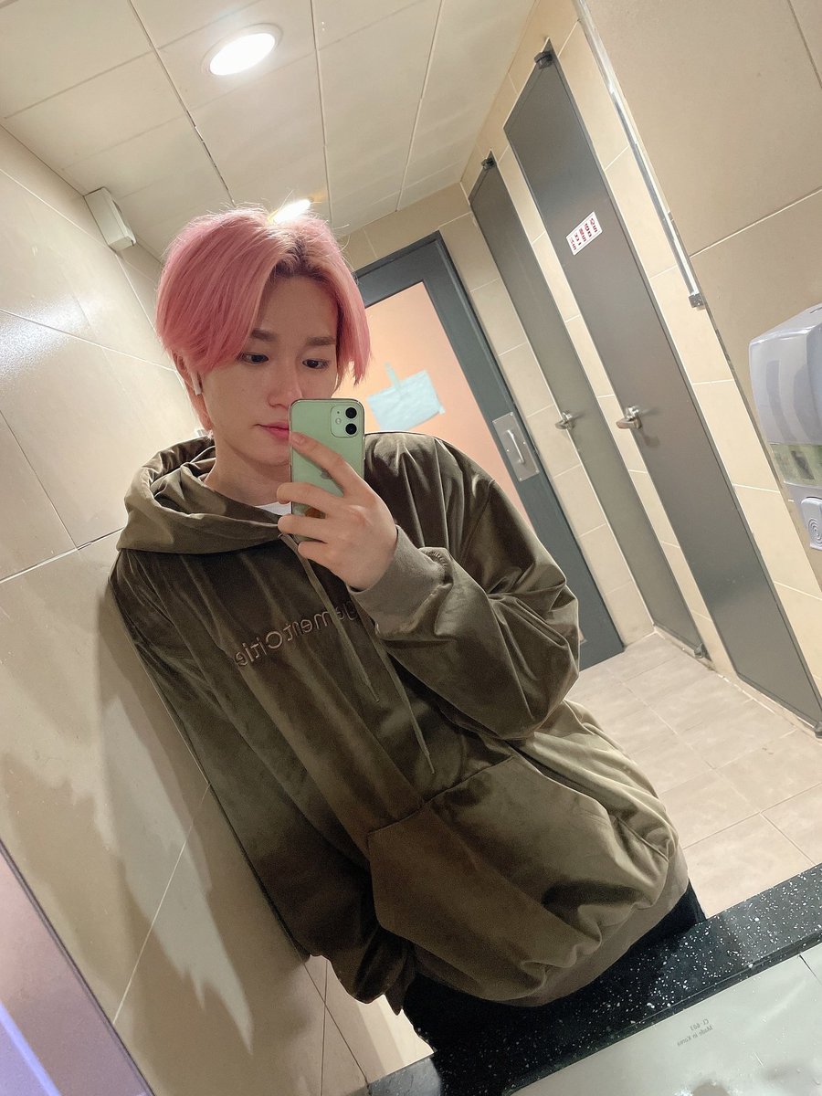 thinkrtheo's tweet photo. theo in this sweat shirt, a mini ongoing thread https://t.co/PMfJYjD60n
