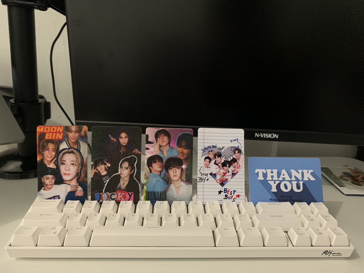 GyugyuXpress's tweet photo. 📬

look what came todayyy! it’s the pc holder from @roakkiyung ~ 너무 감삼당 예쁘게 나와서요💛 thank u also for hosting this GO and for the cute freebies! @byeolph 

#byeolproofs 💌 https://t.co/0jqE6xKuRt