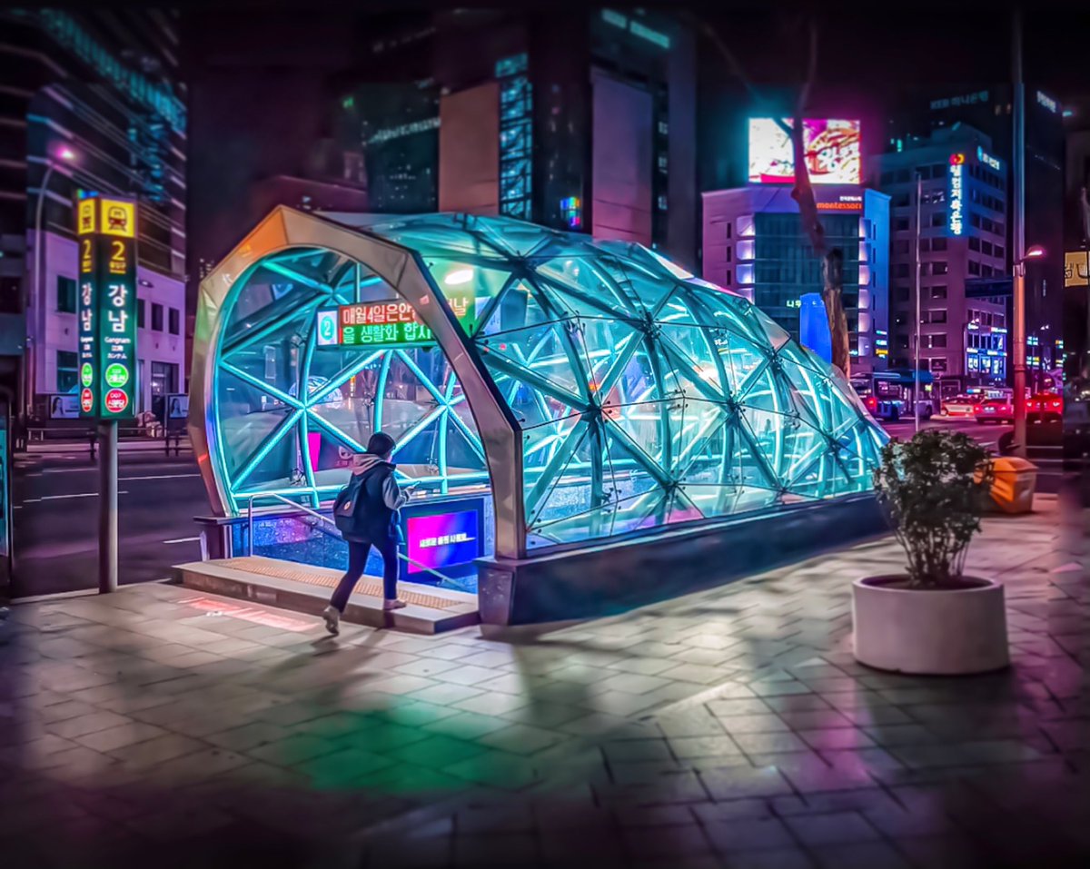 Whats going on within that spaceship ? #southkorea #gangnamstation #NightPhotography #streetphotography #CitiesSkylines #citylife #seoul #cyberpunk