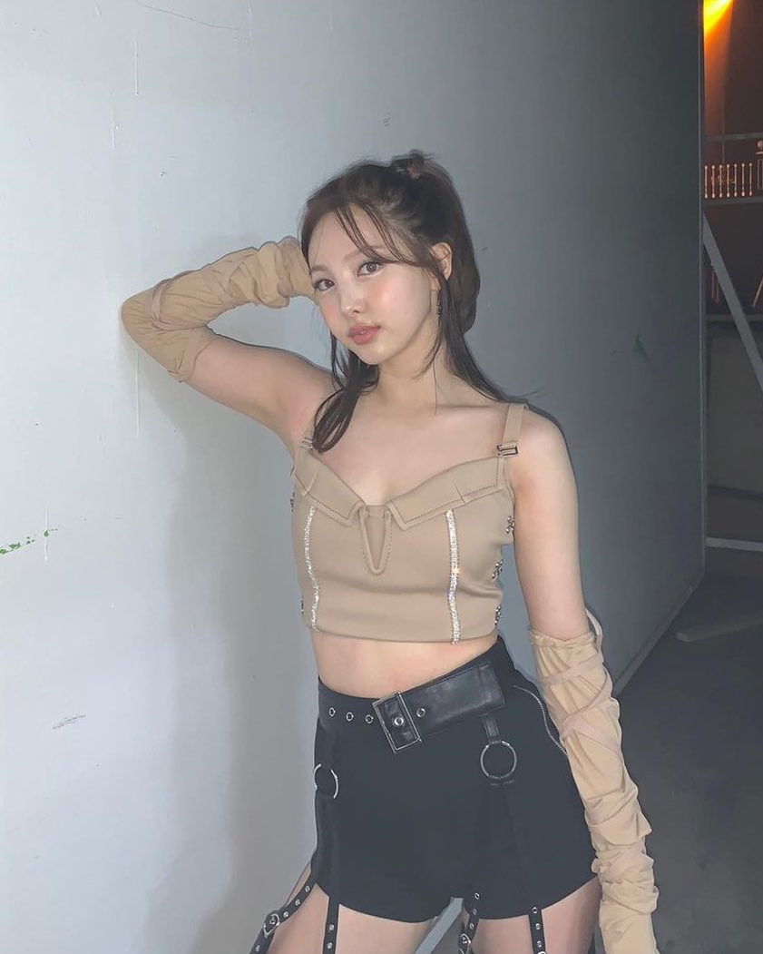 inygallery's tweet photo. NAYEON IN THIS OUTFIT YESS !! https://t.co/8hj24kD6PZ