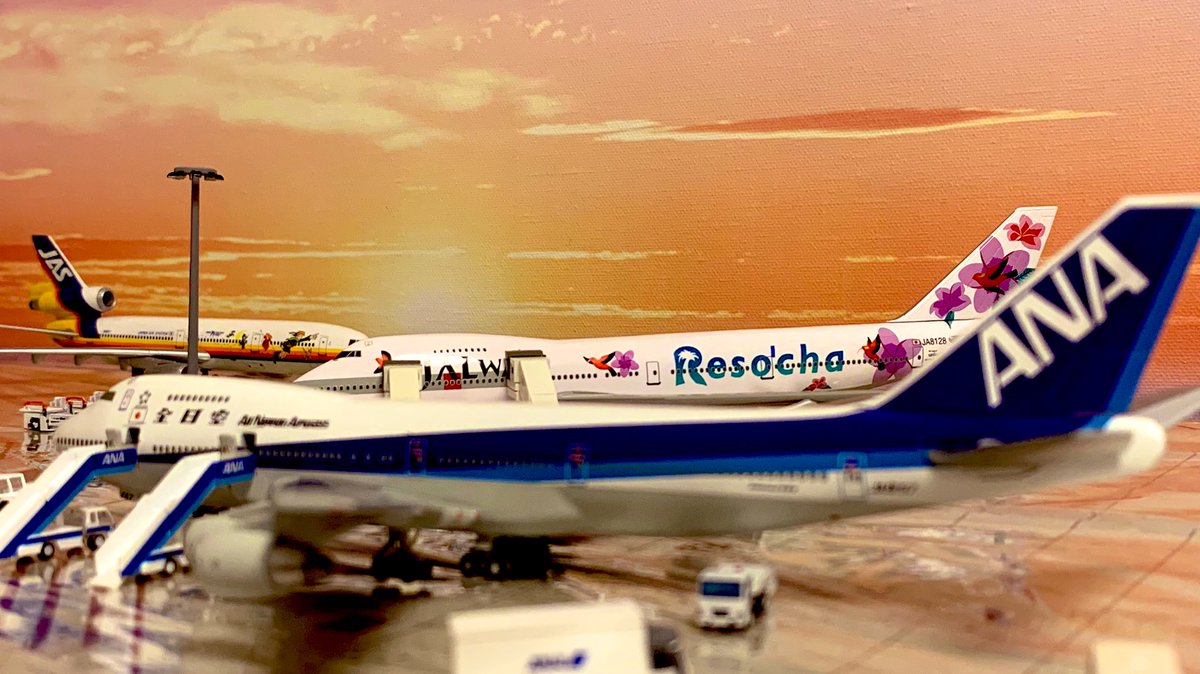bulan_estimate's tweet photo. これからホノルルに向かう飛行機たち
90年代と20年代

飛行機は見た目も中身も個性は失われつつあるけど、今には今の良さもある

でもGSEたちはどちらに並べてみても違和感ない
現実の空港でも、たしかに変わってない気がする
GSEって長持ちするんだな

#ジタク・オヘヤ空港
#400scale
#ハワイ行きたい https://t.co/JHV7M42MJq